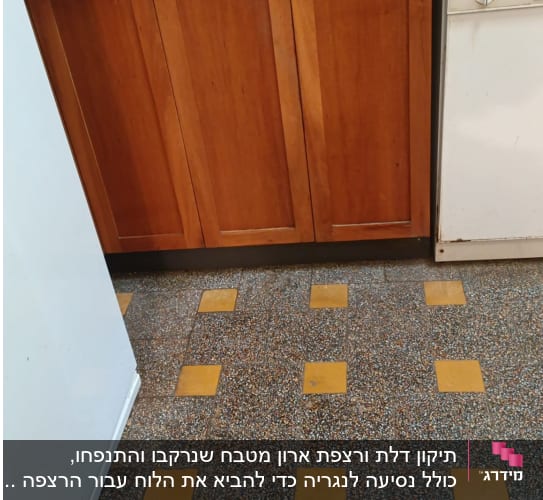מטבח עם ארונות עץ וכיור נירוסטה